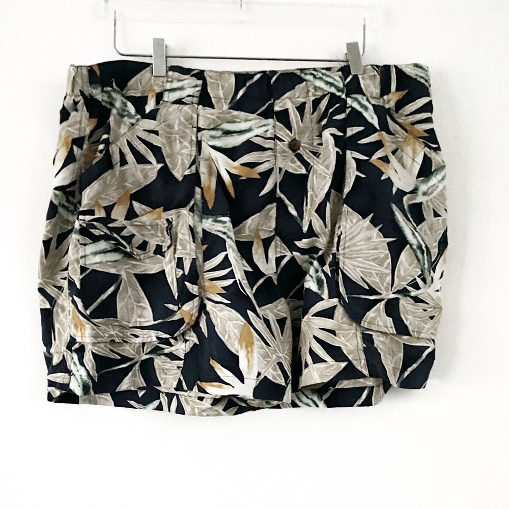 Tommy Bahama Blue Tropical Multi Pockets Shorts XL